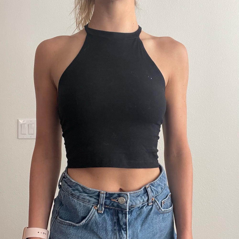 RIBBED BACK BLACK HALTER CROP TOP